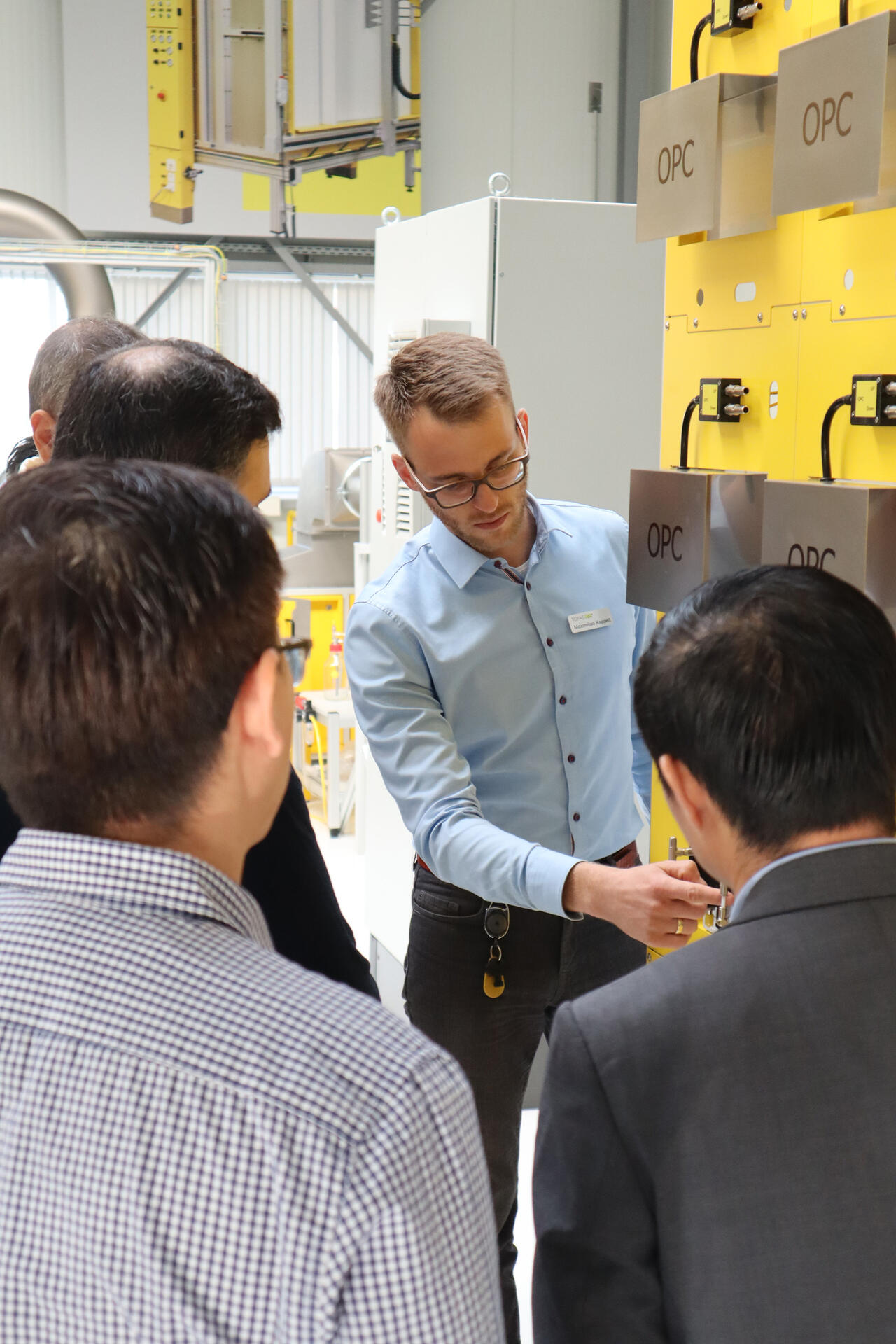 Topas employee explains test stand to training participants