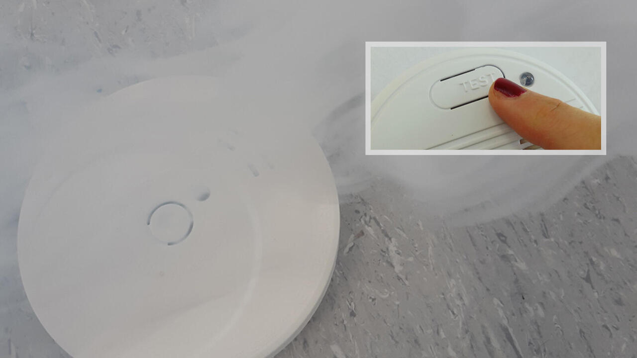 Smoke detector with fog, small picture with finger on test switch