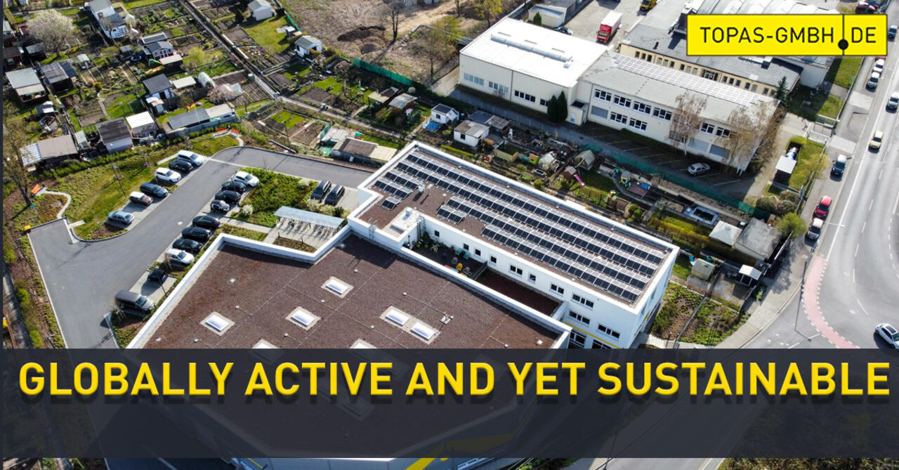Luftaufnahme Topas-Firmengelände und Schriftzug "Globally active and yet sustainable" mit Logo