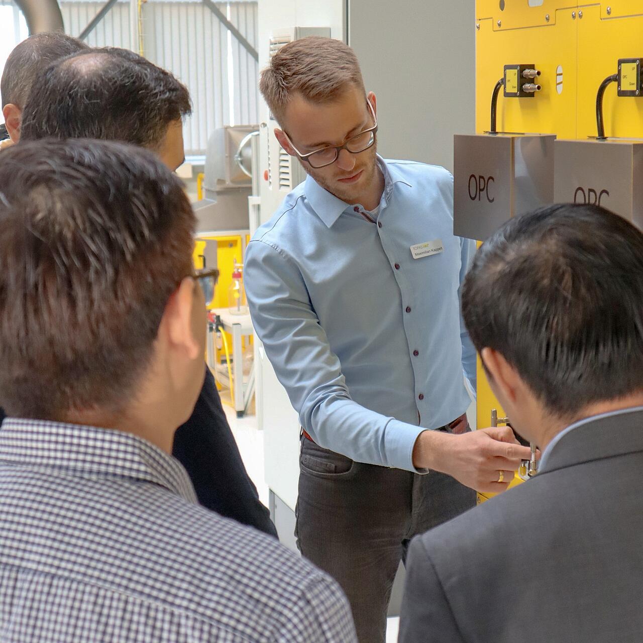 Topas-Mitarbeiter erkl&auml;rt Kunden Pr&uuml;fstand AFS 150