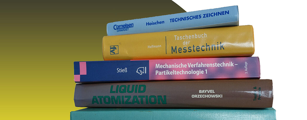 Bücherstapel vor gelbem Kreis