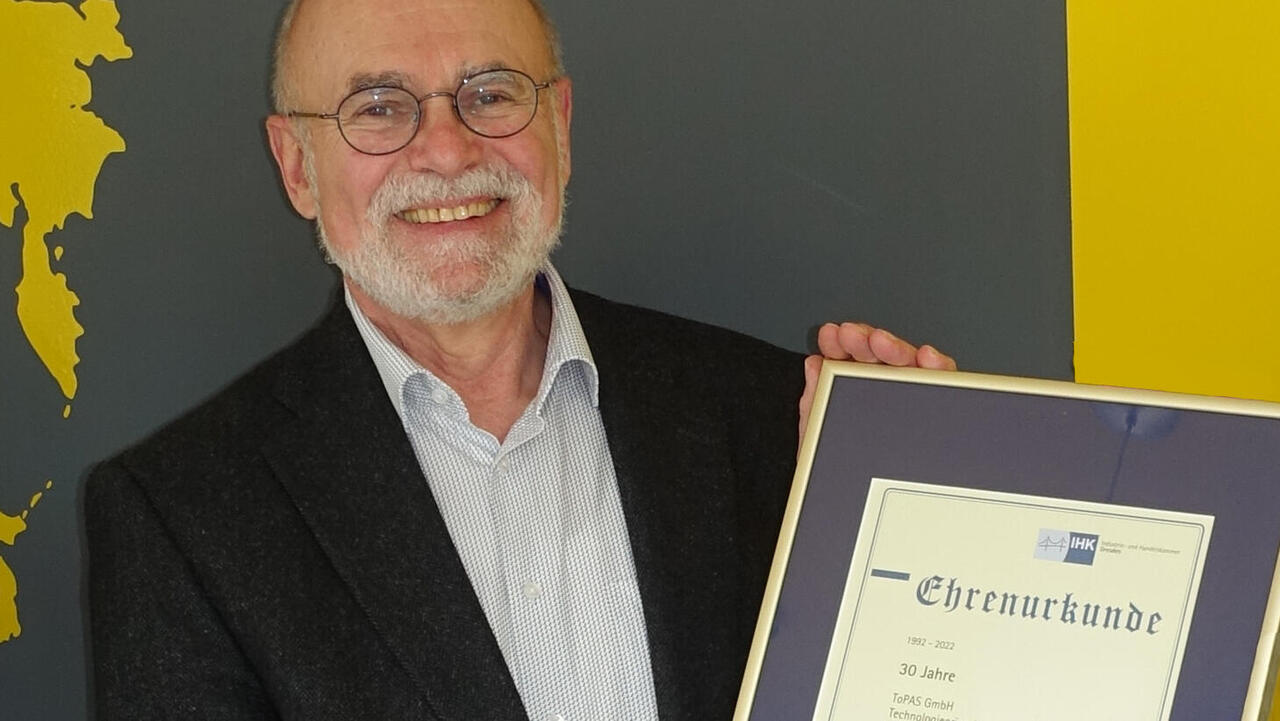 Dr Andreas Rudolph accepts IHK certificate of honour