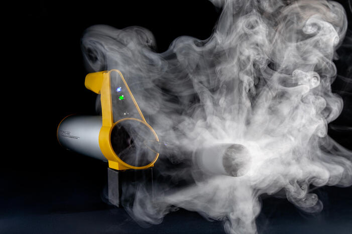 Condensation Fog Generator CFG 291 zur Reinraumvalidierung, Frontansicht, mit Nebel
