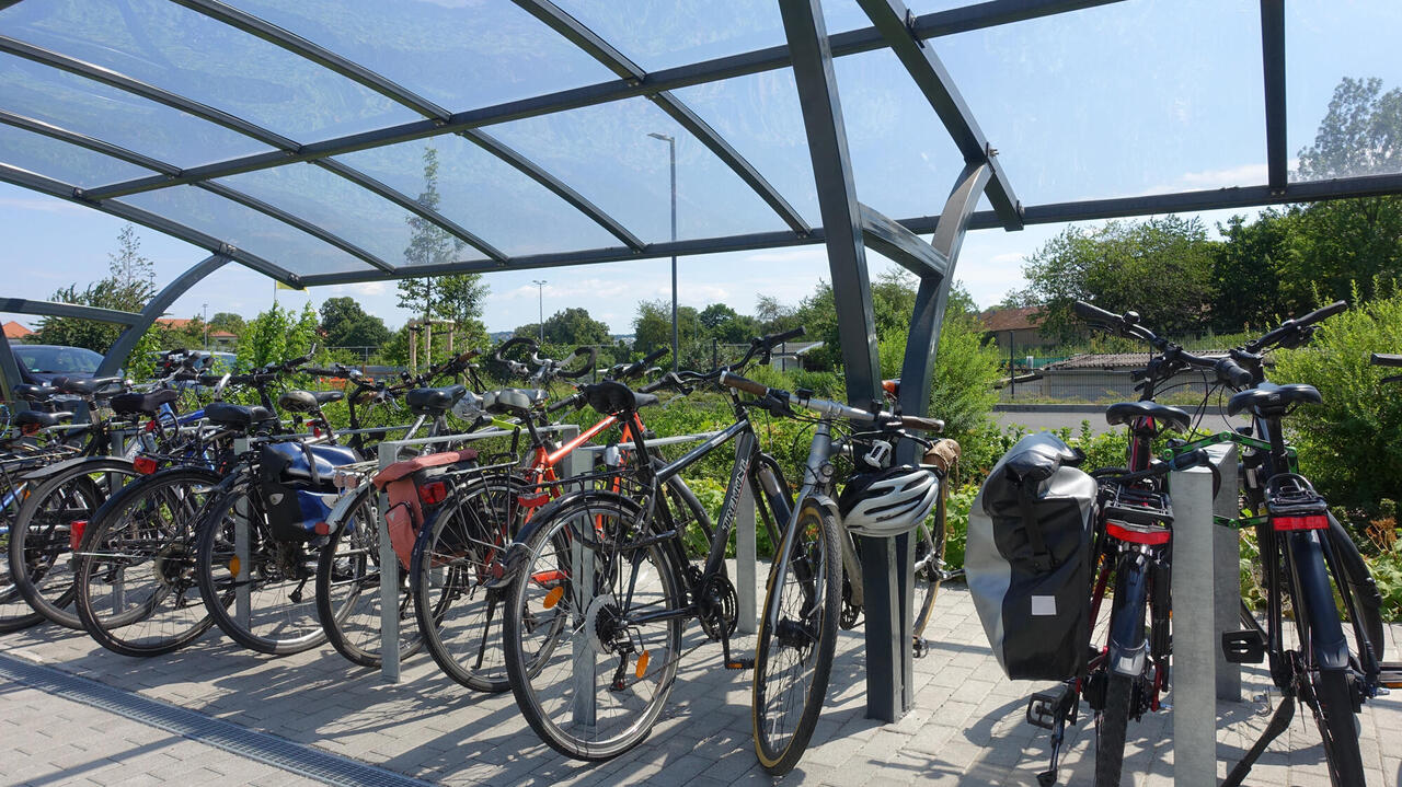 Fahrräder am überdachten Fahrradständer im Sommer