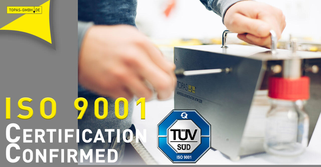 Nahaufnahme Hände mit Schraubendreher an Aerosolgenerator ATM 288 und TÜV-Zertifikat ISO 9001