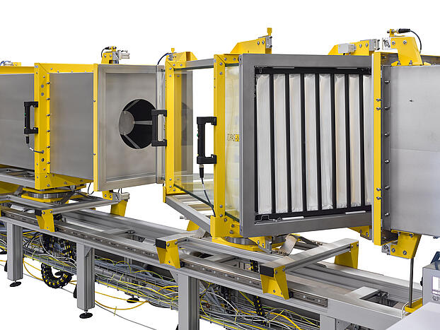 Im Prüfstand ALF 114 sind die Filter innerhalb der dreh- und verschiebbaren Kanäle einfach montierbar. Dreh- und verschiebbare Kanäle Prüfstandes für Allgemeine Luftfilter ALF 114