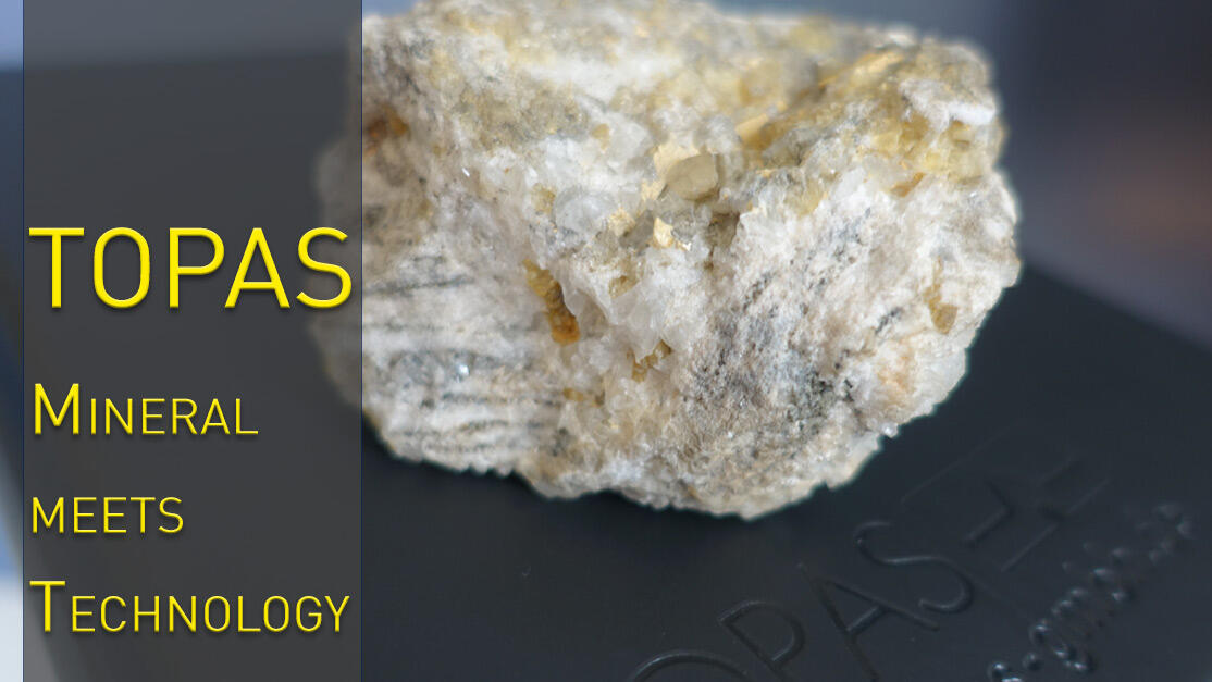 Topas-Mineral vor dem Hintergrund des Timers der Firma Topas GmbH