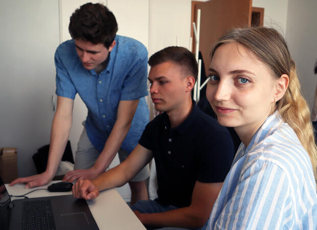 Trainees in front of the PC and in conversation