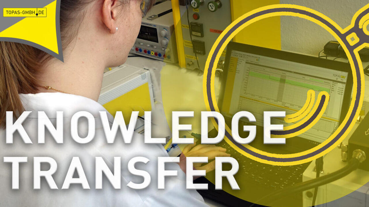 Forscherin von hinten, vor ihr PC und Geräte, Lupe über dem Monitor, Titel Knowledge Transfer