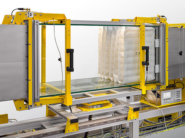 Im Prüfstand ALF 114 sind die Filter innerhalb der dreh- und verschiebbaren Kanäle einfach montierbar. Dreh- und verschiebbare Kanäle Prüfstandes für Allgemeine Luftfilter ALF 114