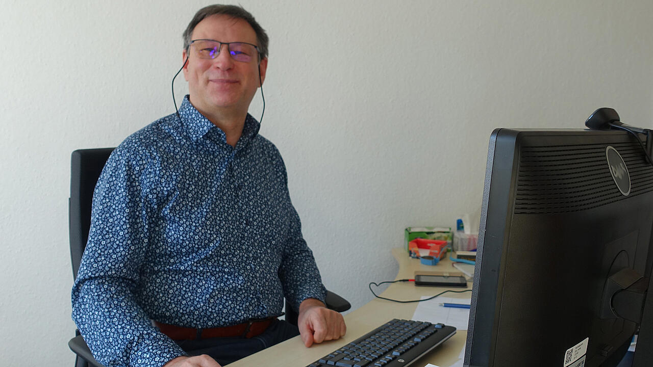 Dipl.-Ing. Klaus-J&uuml;rgen M&uuml;ller at his desk